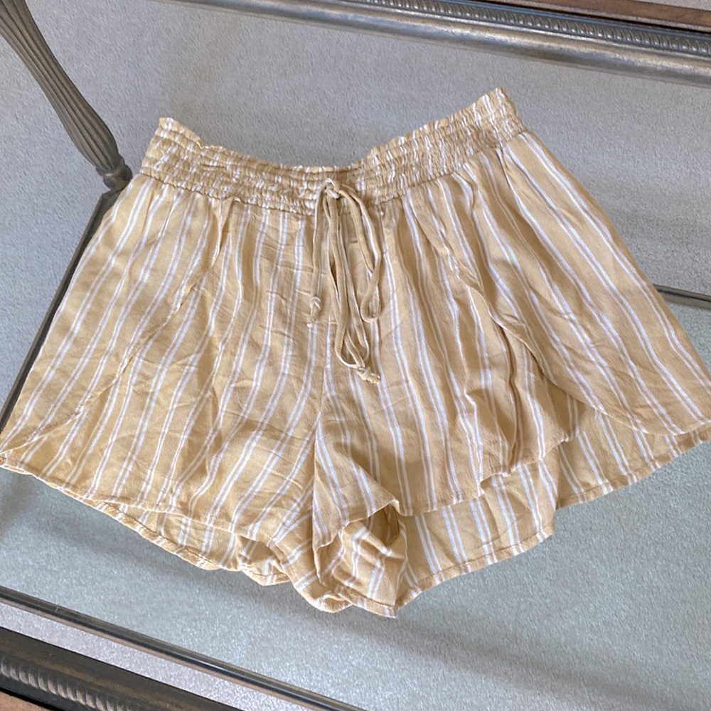 American Eagle size small flowey yellow & white shorts